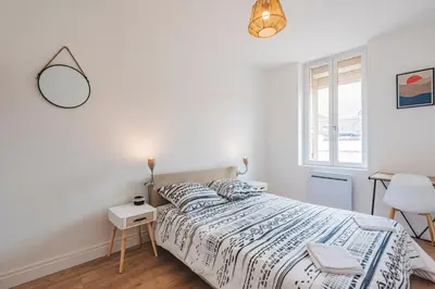 Un ou plusieurs lits dans un hébergement de l'établissement Le Majorelle - 2 chambres - Centre Gare