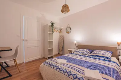 Un ou plusieurs lits dans un hébergement de l'établissement Le Majorelle - 2 chambres - Centre Gare