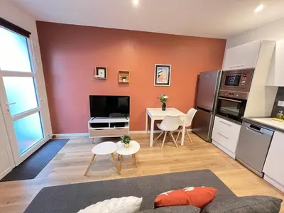 Cuisine ou kitchenette dans l'établissement Le Rémois - Charmant T2 - Rénové - Parking - Cour privative - WIFI
