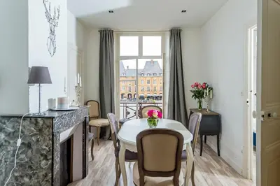 Coin salon dans l'établissement Suites Mana - Bleu Pacifique - Vue sur Place Ducale avec Parking privé inclus