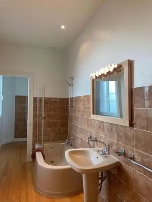 Salle de bains dans l'établissement La Brasserie du Jard