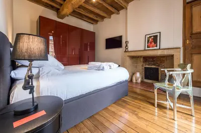 Un ou plusieurs lits dans un hébergement de l'établissement Suite Mana OHANA - Luxe et Authenticité à 2 pas de la Place Ducale avec Parking privé