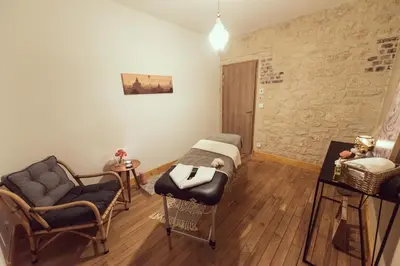 Coin salon dans l'établissement Domaine du lion rouge Piscine et Spa