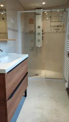 Salle de bains dans l'établissement La Briarde triple PDJ