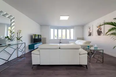 Coin salon dans l'établissement Suites Mana - Le Manaloft, Chic et moderne avec salle privée de Fitness en plein centre-ville de Rethel