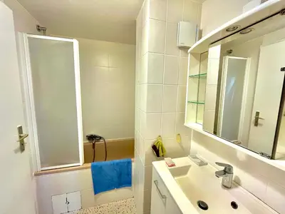 Salle de bains dans l'établissement BERNARDINE - Hyper Centre Reims Parking Inclus