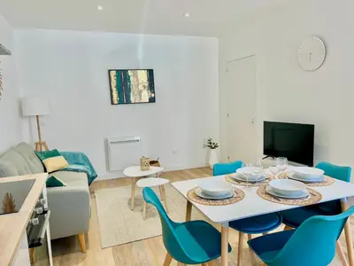 Télévision ou salle de divertissement dans l'établissement *ARENA* - duplex lumineux