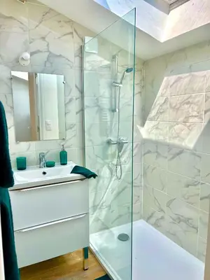 Salle de bains dans l'établissement *ARENA* - duplex lumineux