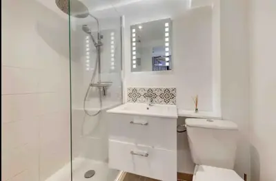Salle de bains dans l'établissement Maison avec jardin clos et privatif proche de Disneyland et parc des félins