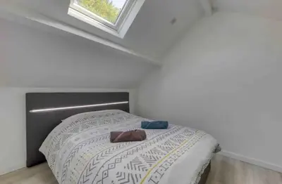Un ou plusieurs lits dans un hébergement de l'établissement Maison avec jardin clos et privatif proche de Disneyland et parc des félins