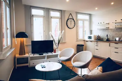 Télévision ou salle de divertissement dans l'établissement Face à Matisse