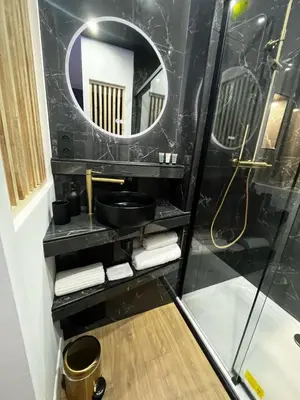 Salle de bains dans l'établissement CK Suite & Spa - Jacuzzi Privatif - Reims