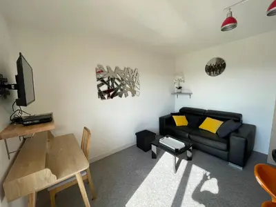 Télévision ou salle de divertissement dans l'établissement Appartement chaleureux , cosy, bien équipé et bien placé