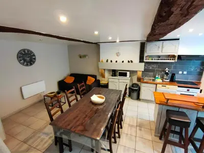 Cuisine ou kitchenette dans l'établissement Maison 3 étoiles Mouzon Centre Voie Verte 50m Parking 2 Salles Bain