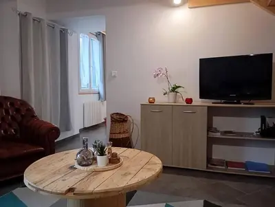 Télévision ou salle de divertissement dans l'établissement Maison au calme