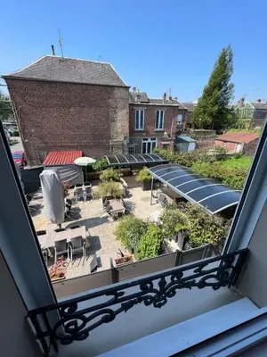 Balcon ou terrasse dans l'établissement Hôtel de Guise SARL
