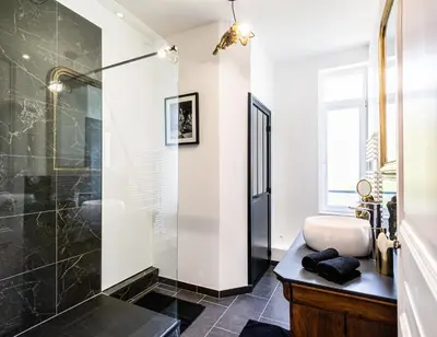 Salle de bains dans l'établissement Le Clos maison 3 chambres avec extérieur et parking Epernay centre