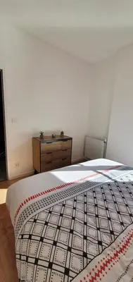 Un ou plusieurs lits dans un hébergement de l'établissement Appartement d'Hippolyte - Vue musée Rimbaud