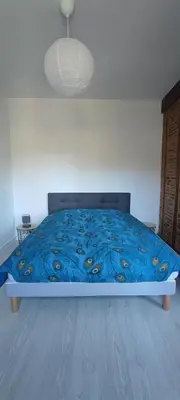 Un ou plusieurs lits dans un hébergement de l'établissement Appartement d'Hippolyte - Vue musée Rimbaud
