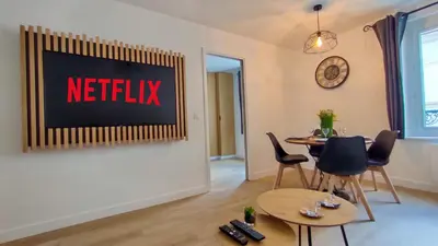 Télévision ou salle de divertissement dans l'établissement Le Moulin Dort Hyper Centre Gare Disney