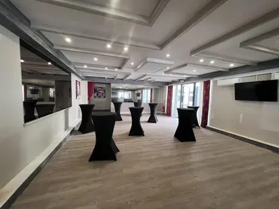 Télévision ou salle de divertissement dans l'établissement Logis Hôtel de la Poste