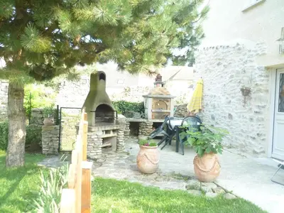 Jardin de l'établissement Gîtelabaronnaise avec piscine chauffée prés parc Asterix