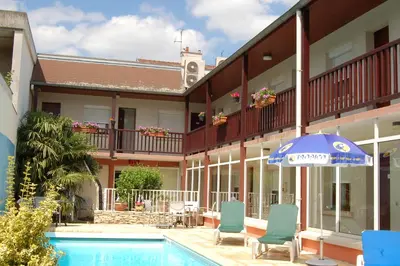 Piscine de l'établissement Logis Hôtel Au Tambour ou située à proximité