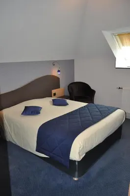 Un ou plusieurs lits dans un hébergement de l'établissement Logis Hôtel Au Tambour