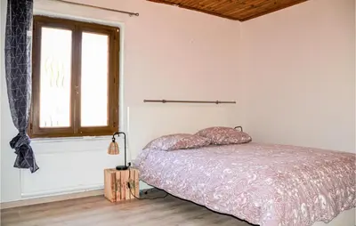 Un ou plusieurs lits dans un hébergement de l'établissement Beautiful Home In Saulchery With Wifi