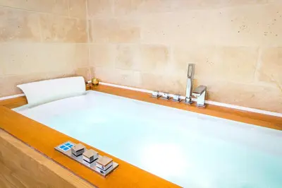 Un ou plusieurs lits dans un hébergement de l'établissement Jacuzzi® - La petite Romantique - FloBNB