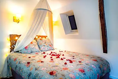 Un ou plusieurs lits dans un hébergement de l'établissement Jacuzzi® - La petite Romantique - FloBNB