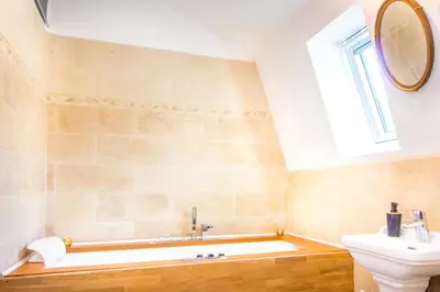 Salle de bains dans l'établissement Jacuzzi® - La petite Romantique - FloBNB