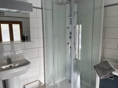 Salle de bains dans l'établissement Les Gîtes de Monthermé La Maison authentique du centre historique
