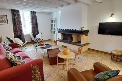 Télévision ou salle de divertissement dans l'établissement La Cousinade