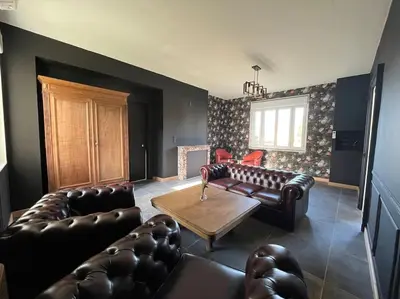Coin salon dans l'établissement Gîte le Presbytère de Blérancourt