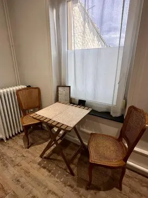 Coin salon dans l'établissement Studio 1 des Remparts à 5 mins de Charleville-Mézières