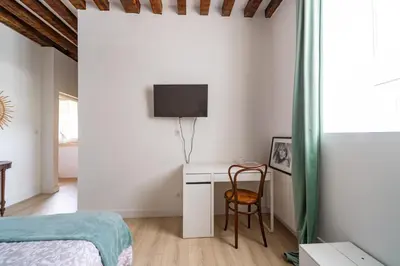 Télévision ou salle de divertissement dans l'établissement Le Clos de la Tour
