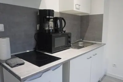 Cuisine ou kitchenette dans l'établissement Cosy T2 Wifi Parking Proche gare CENTRE VILLE