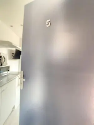 Cuisine ou kitchenette dans l'établissement Coquet STUDIO TOUT ÉQUIPÉ CENTRE VILLE WIFI 2PERS