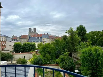 Vue générale sur Reims ou vue de la ville depuis l'appartement