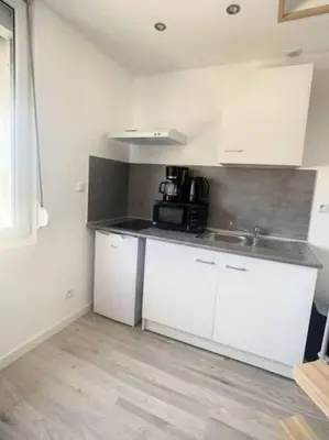 Cuisine ou kitchenette dans l'établissement Atypique T1 Duplex - WIFI .Parking .Proche .Gare