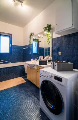 Cuisine ou kitchenette dans l'établissement Maison les deux cèdres, 6ch, vue sublime & jardin - propriété partagée