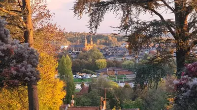 Jardin de l'établissement Loft les deux cèdres avec vue panoramique