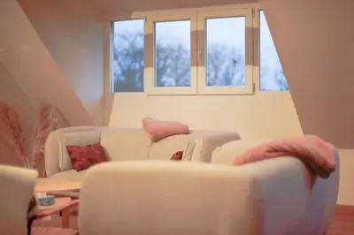Coin salon dans l'établissement Loft les deux cèdres avec vue panoramique