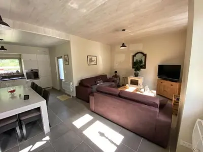 Télévision ou salle de divertissement dans l'établissement Cosy landelijk huisje nabij riviertje