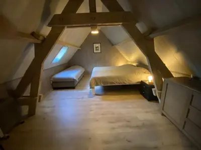 Un ou plusieurs lits dans un hébergement de l'établissement Cosy landelijk huisje nabij riviertje
