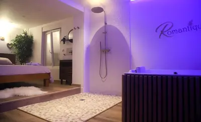 Un ou plusieurs lits dans un hébergement de l'établissement Love room Unique - Sauna / Jacuzzi