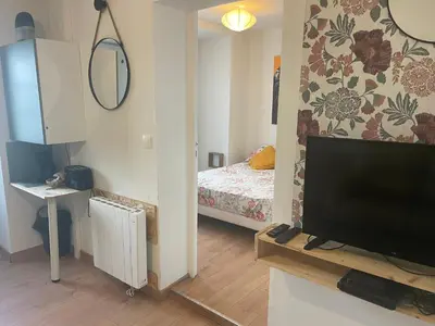 Télévision ou salle de divertissement dans l'établissement Appart 500 m centre ville - gare