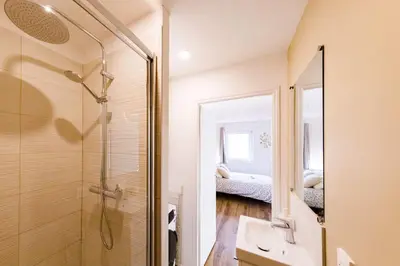 Salle de bains dans l'établissement Joli appartement, Le Bouchon Rémois, centre ville