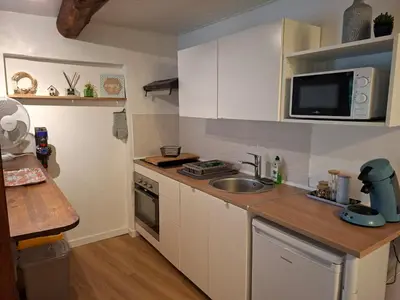 Cuisine ou kitchenette dans l'établissement La Marisa, studio cosy 10min Disney.